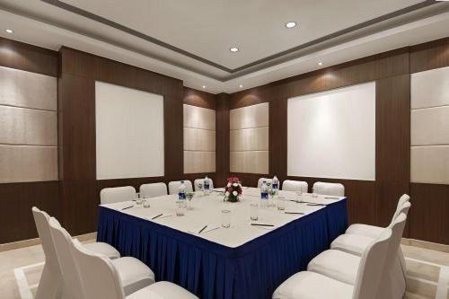 Inde Hotel Signature Tower Гургаон Экстерьер фото